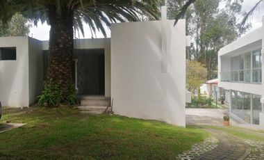 VENTA DE QUINTA CON PISCINA DE AGUA TERMAL EN VALLE DE LOS CHILLOS, LA MERCED.