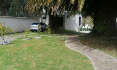 VENTA DE QUINTA CON PISCINA DE AGUA TERMAL EN VALLE DE LOS CHILLOS, LA MERCED.