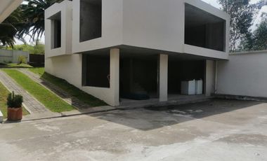 VENTA DE QUINTA CON PISCINA DE AGUA TERMAL EN VALLE DE LOS CHILLOS, LA MERCED.