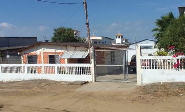 En venta acogedora casa en amplio terreno, Playas Gral. Villamil.