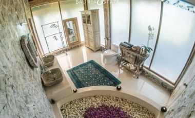 Leasehold 25 years Villa separate of 3 buildsings  with a designer swimming pool and sauna, surrounded by rice fields and mountain view in Ubud Bali