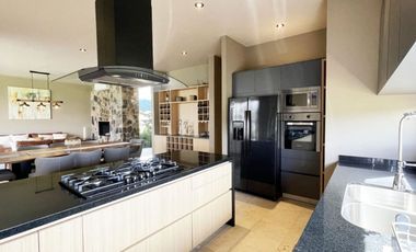 Casa con sauna, jacuzzi, jardín, rooftop en venta San Miguel de Allende.