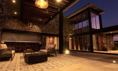 Casa con sauna, jacuzzi, jardín, rooftop en venta San Miguel de Allende.