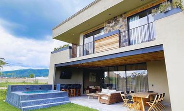 Casa con sauna, jacuzzi, jardín, rooftop en venta San Miguel de Allende.