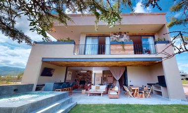 Casa con sauna, jacuzzi, jardín, rooftop en venta San Miguel de Allende.
