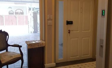 Newly decorated corner Townhouse, land 46 square wah, 4 storey house + 1 rooftop. Usable area 500 square meters, 4 bedrooms, 4 bathrooms, parking 2+2,