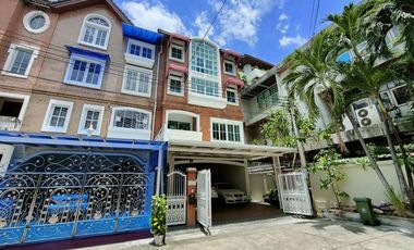 Newly decorated corner Townhouse, land 46 square wah, 4 storey house + 1 rooftop. Usable area 500 square meters, 4 bedrooms, 4 bathrooms, parking 2+2,