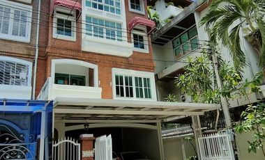 Newly decorated corner Townhouse, land 46 square wah, 4 storey house + 1 rooftop. Usable area 500 square meters, 4 bedrooms, 4 bathrooms, parking 2+2,