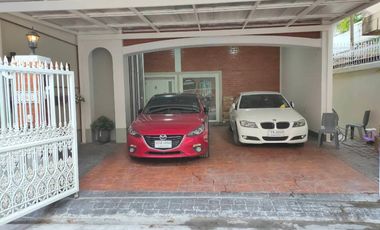 Newly decorated corner Townhouse, land 46 square wah, 4 storey house + 1 rooftop. Usable area 500 square meters, 4 bedrooms, 4 bathrooms, parking 2+2,