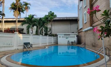 Newly decorated corner Townhouse, land 46 square wah, 4 storey house + 1 rooftop. Usable area 500 square meters, 4 bedrooms, 4 bathrooms, parking 2+2,