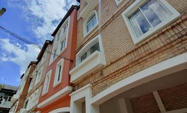 Newly decorated corner Townhouse, land 46 square wah, 4 storey house + 1 rooftop. Usable area 500 square meters, 4 bedrooms, 4 bathrooms, parking 2+2,