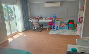 Newly decorated corner Townhouse, land 46 square wah, 4 storey house + 1 rooftop. Usable area 500 square meters, 4 bedrooms, 4 bathrooms, parking 2+2,
