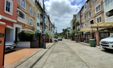 Newly decorated corner Townhouse, land 46 square wah, 4 storey house + 1 rooftop. Usable area 500 square meters, 4 bedrooms, 4 bathrooms, parking 2+2,