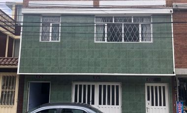Casa medianera Soacha, tres niveles