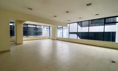 VeNdO lujosa y amplia oficina en el Centro Financiero de Quito (calle Iñaquito)