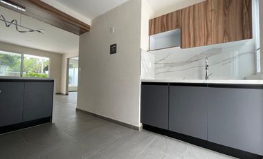 VENTA DE CASA DE 2 NIVELES CON ALBERCA Y JARDÍN PRIVADO EN YAUTEPEC.