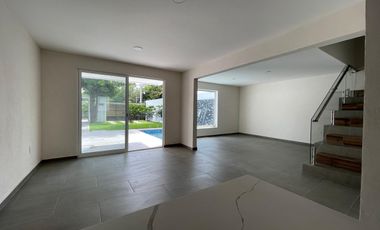 VENTA DE CASA DE 2 NIVELES CON ALBERCA Y JARDÍN PRIVADO EN YAUTEPEC.