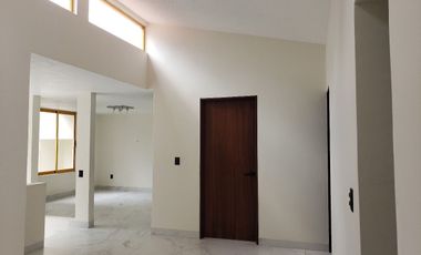CASA EN VENTA EN INTERLOMAS REMODELADA  - Oportunidad Única