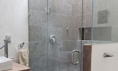 CASA EN VENTA EN INTERLOMAS REMODELADA  - Oportunidad Única