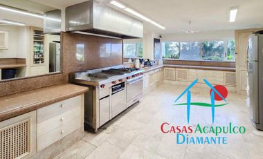 Hermosa casa en renta vacacional. Con alberca privada, vista al mar y cancha de tenis