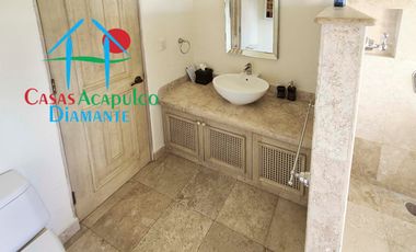 Hermosa casa en renta vacacional. Con alberca privada, vista al mar y cancha de tenis