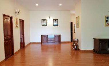 House for sale in front of Wat Tha Sung,Super rare location,Flooded free, Good for resort accommodation.