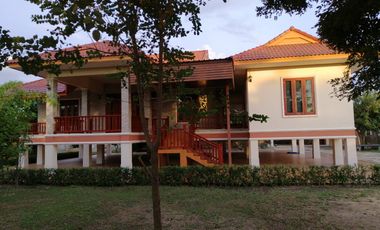House for sale in front of Wat Tha Sung,Super rare location,Flooded free, Good for resort accommodation.