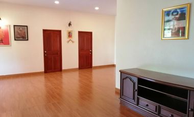 House for sale in front of Wat Tha Sung,Super rare location,Flooded free, Good for resort accommodation.