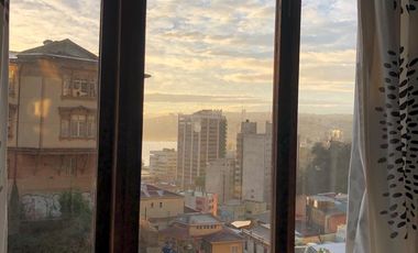 Depto 2 dormitorios con estacionamiento en corazón Cerro Alegre