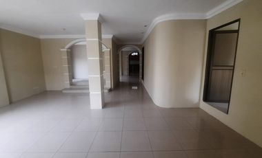 Casa de 3 plantas en alquiler en Garzota.