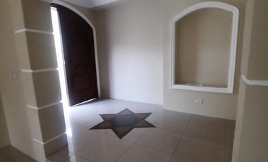 Casa de 3 plantas en alquiler en Garzota.