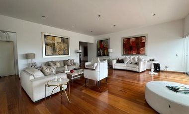 🏠SE VENDE  CASA DE LUJO Y MODERNA DE 3 NIVELES 
📍 EN AV. CERROS DE CAMACHO 
⛳️CON VISTA AL CLUB EL GOLF LOS INCAS.