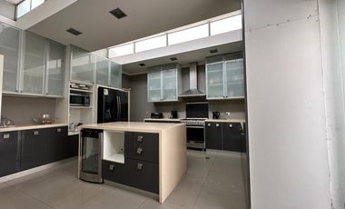 🏠SE VENDE  CASA DE LUJO Y MODERNA DE 3 NIVELES 
📍 EN AV. CERROS DE CAMACHO 
⛳️CON VISTA AL CLUB EL GOLF LOS INCAS.