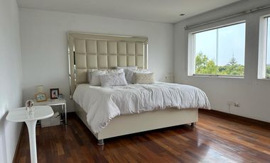 🏠SE VENDE  CASA DE LUJO Y MODERNA DE 3 NIVELES 
📍 EN AV. CERROS DE CAMACHO 
⛳️CON VISTA AL CLUB EL GOLF LOS INCAS.