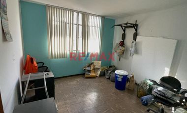 Vendo Casa (local comercial y Dpto) En Zarate. Excelente Ubicacion