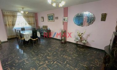 Vendo Casa (local comercial y Dpto) En Zarate. Excelente Ubicacion