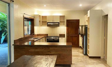 Spacious Five Bedrooms House with Pool in Northtown
