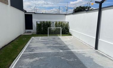 LINDA CASA DE VENTA CERCA DE HILACRIL PLAZA TUMBACO!!  A ESTRENAR!!