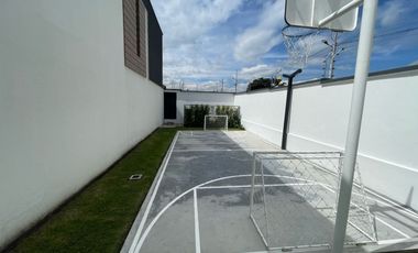 LINDA CASA DE VENTA CERCA DE HILACRIL PLAZA TUMBACO!!  A ESTRENAR!!