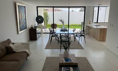 LINDA CASA DE VENTA CERCA DE HILACRIL PLAZA TUMBACO!!  A ESTRENAR!!