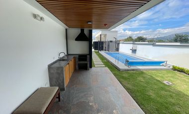 LINDA CASA DE VENTA CERCA DE HILACRIL PLAZA TUMBACO!!  A ESTRENAR!!