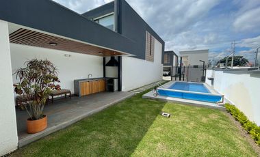 LINDA CASA DE VENTA CERCA DE HILACRIL PLAZA TUMBACO!!  A ESTRENAR!!