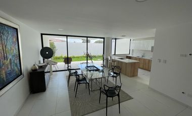 LINDA CASA DE VENTA CERCA DE HILACRIL PLAZA TUMBACO!!  A ESTRENAR!!