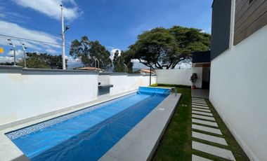 LINDA CASA DE VENTA CERCA DE HILACRIL PLAZA TUMBACO!!  A ESTRENAR!!