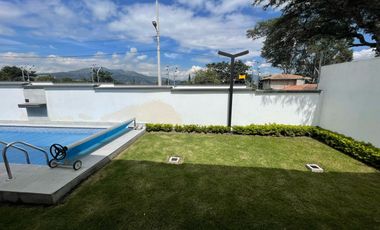 LINDA CASA DE VENTA CERCA DE HILACRIL PLAZA TUMBACO!!  A ESTRENAR!!