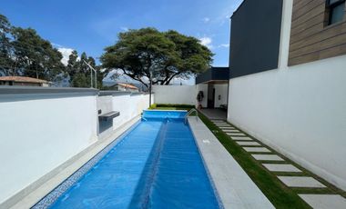 LINDA CASA DE VENTA CERCA DE HILACRIL PLAZA TUMBACO!!  A ESTRENAR!!