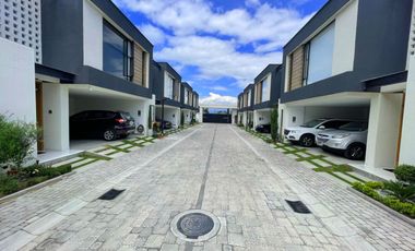 LINDA CASA DE VENTA CERCA DE HILACRIL PLAZA TUMBACO!!  A ESTRENAR!!