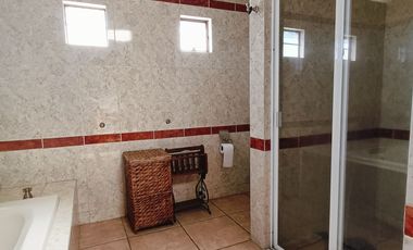 CASA GRANDE EN VENTA - JARIPEO - SALIDA A MIL CUMBRES
