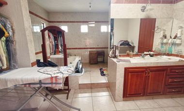 CASA GRANDE EN VENTA - JARIPEO - SALIDA A MIL CUMBRES