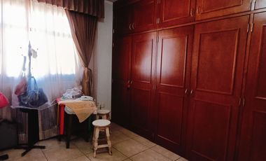 CASA GRANDE EN VENTA - JARIPEO - SALIDA A MIL CUMBRES